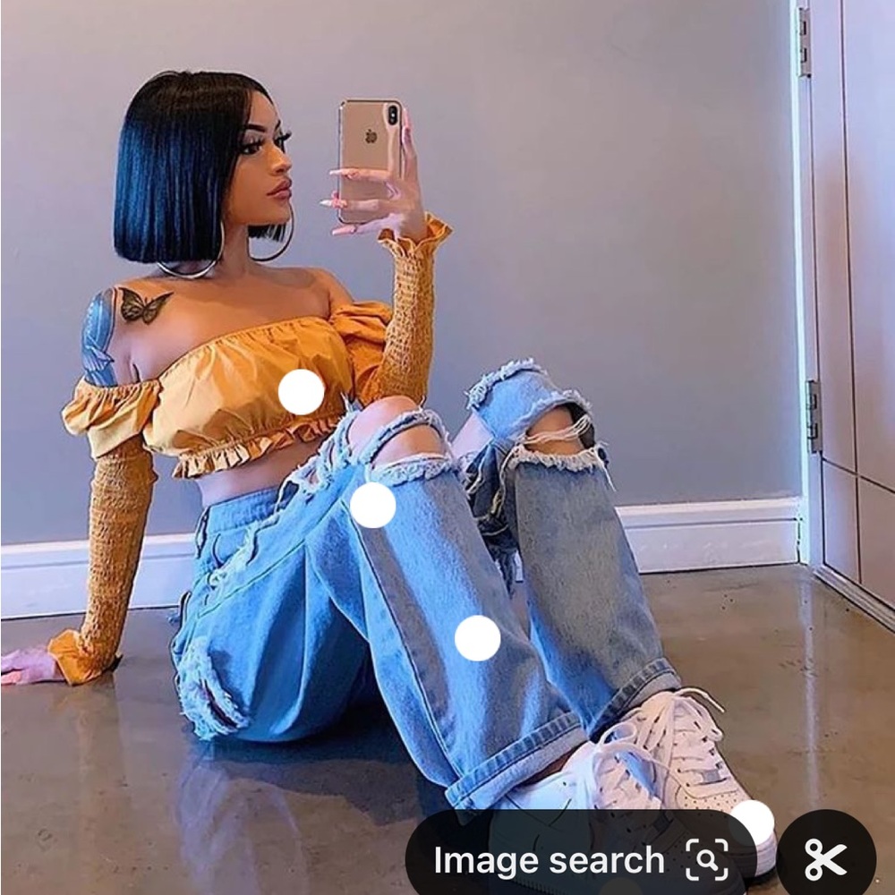 Sexy yellow crop